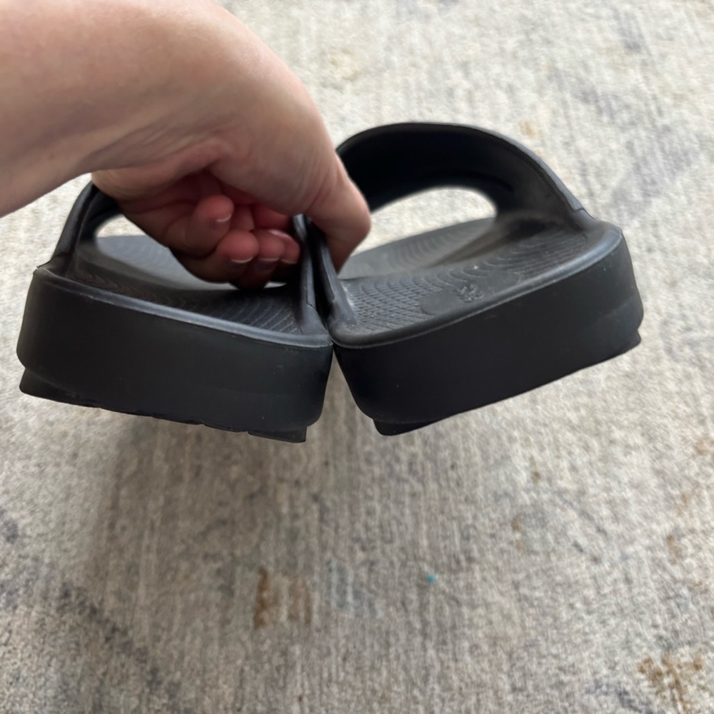 OOFOS NWT OOAHH SLIDE SANDAL Black Recovery Slides Comfy M10/W12 Unisex - Picture 3 of 6